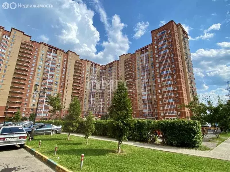 3-комнатная квартира: посёлок городского типа ВНИИССОК, улица Михаила ... - Фото 1