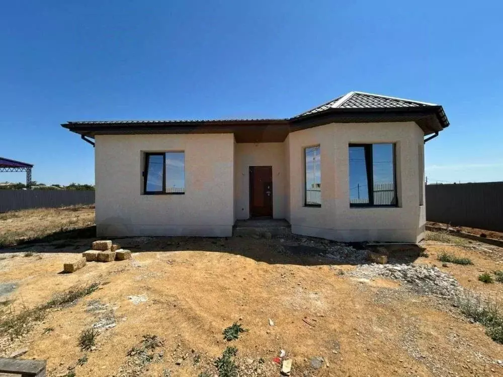 Дом в Крым, Сакский район, с. Лесновка ул. Школьная (115 м) - Фото 1