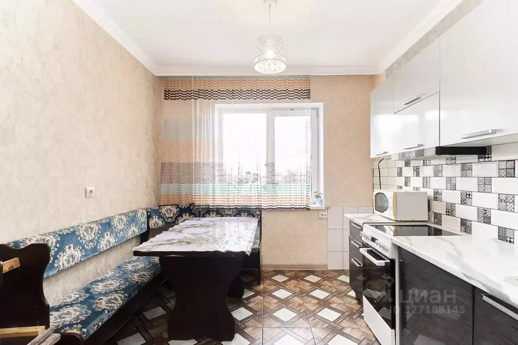 3-к кв. Тюменская область, Тюмень ул. Мельникайте, 136 (63.7 м) - Фото 1