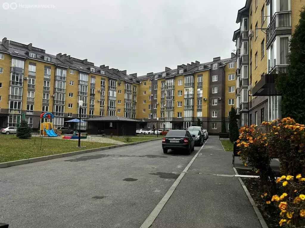 1-комнатная квартира: Владикавказ, улица Шамиля Джикаева, 10 (60 м) - Фото 0