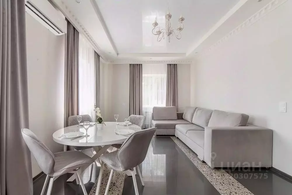 2-к кв. Нижегородская область, Нижний Новгород ул. Коммуны, 2 (45.0 м) - Фото 0