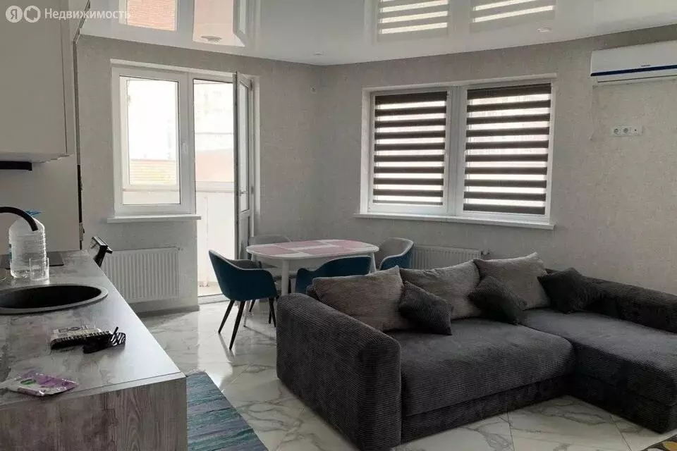 2-комнатная квартира: Краснодар, улица Цезаря Куникова, 24к3 (61 м) - Фото 1