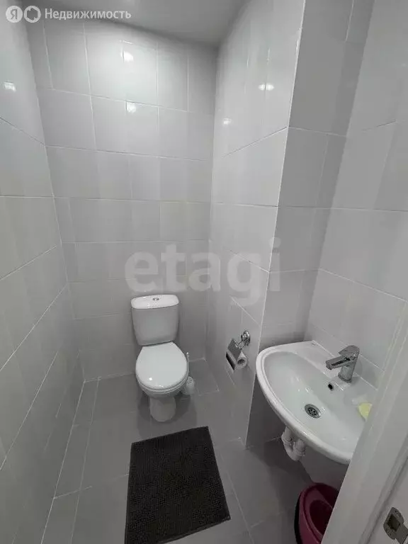 2-комнатная квартира: Тюмень, ул. Тимофея Чаркова (57.6 м) - Фото 1