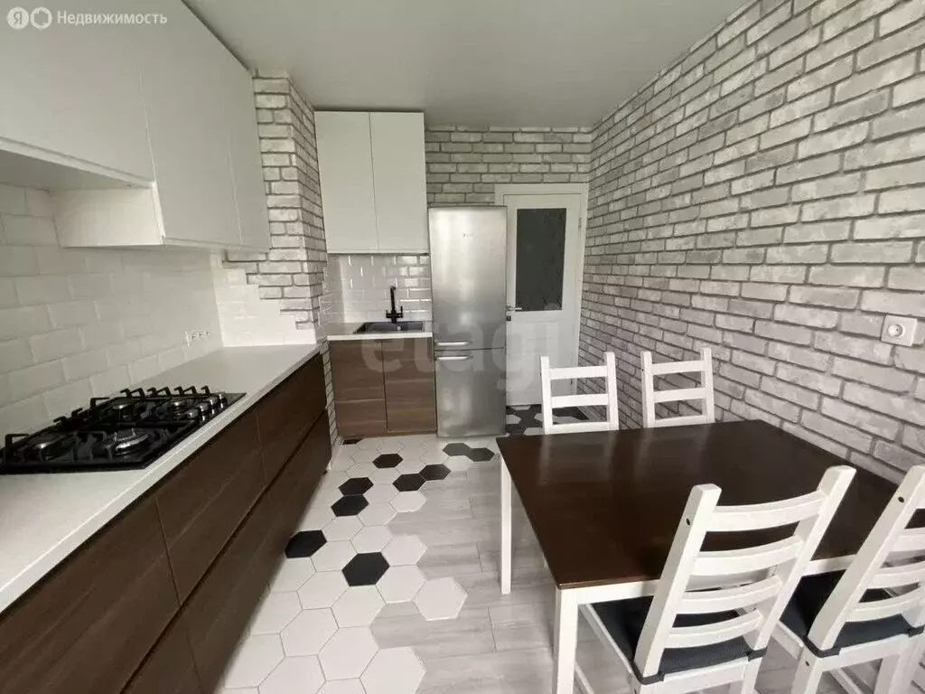 3-комнатная квартира: Омск, проспект Комарова, 23/1 (63 м) - Фото 2