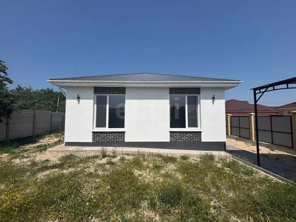 Дом в Крым, Симферопольский район, Добровское с/пос, с. Пионерское ул. ... - Фото 1