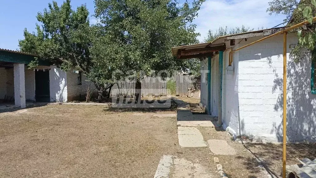 Дом в Калмыкия, Сарпинский район, Шарнутовское с/мо, пос. Шарнут ул. ... - Фото 1