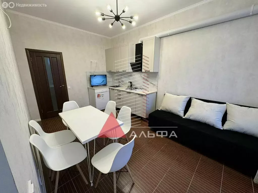 2-комнатная квартира: Евпатория, проспект Ленина, 49 (102 м) - Фото 1