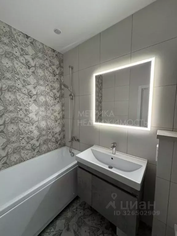 2-к кв. Тюменская область, Тюмень ул. Республики, 204к10 (70.3 м) - Фото 1