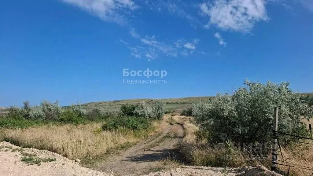Участок в Крым, Кировский район, Первомайское с/пос, с. Отважное ул. ... - Фото 1