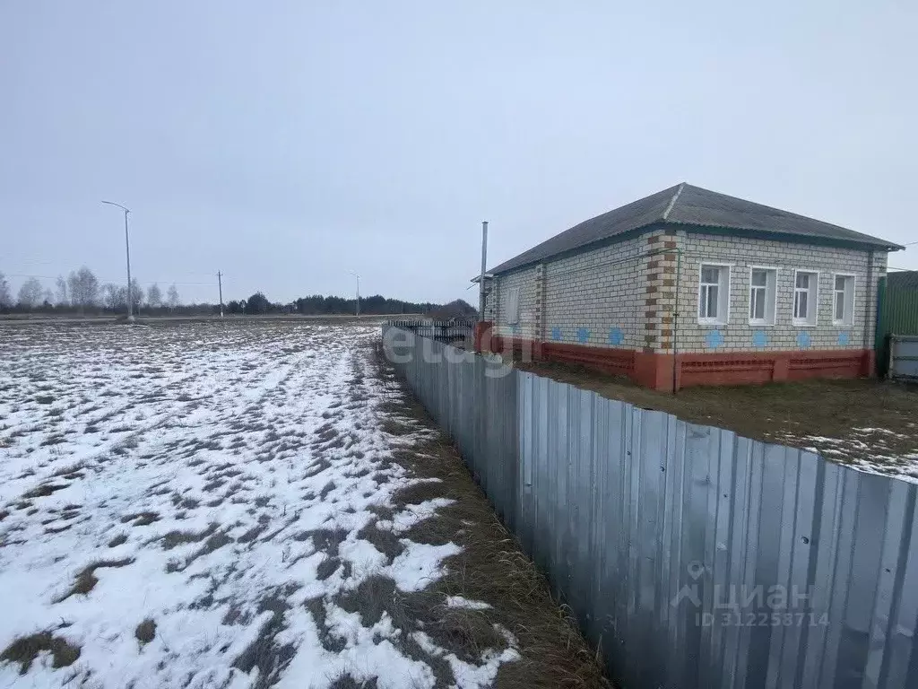 Дом в Белгородская область, Старооскольский городской округ, с. ... - Фото 1