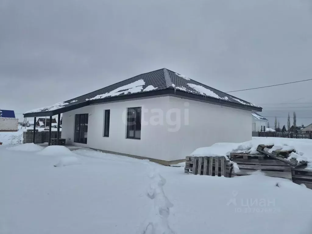 Дом в Башкортостан, Стерлитамакский район, Наумовский сельсовет, д. ... - Фото 1
