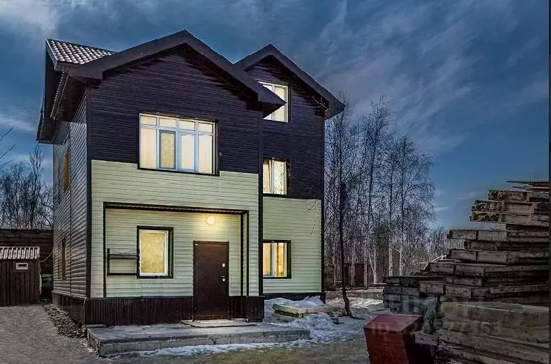 Дом в Ханты-Мансийский АО, Нижневартовск пл. Нефтяников (245 м) - Фото 1