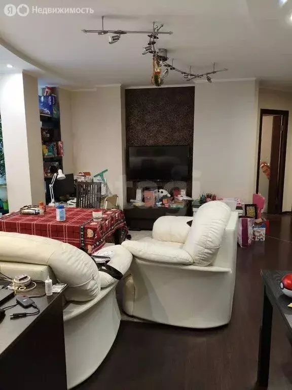 3-комнатная квартира: Нижний Новгород, улица Александра Хохлова, 1 ... - Фото 1