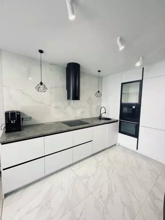 3-к кв. Тюменская область, Тюмень ул. 50 лет Октября, 57Бк2 (93.0 м) - Фото 1