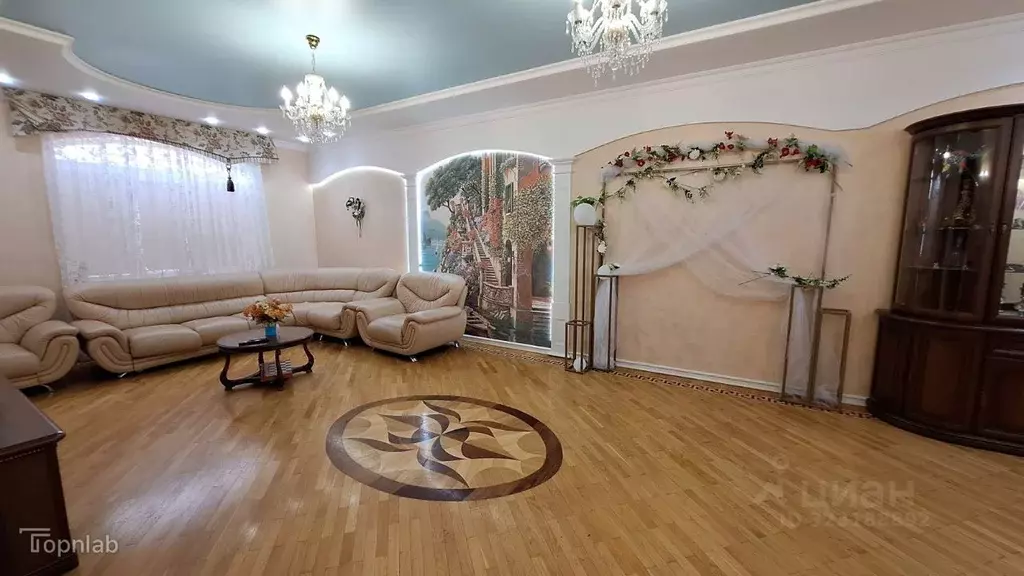 Дом в Астраханская область, Астрахань ул. Адмирала Угрюмова, 12 (315 ... - Фото 1