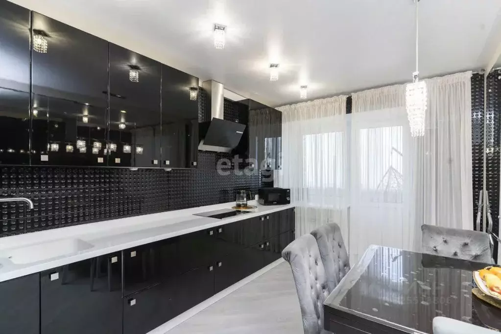 3-к кв. Тюменская область, Тюмень 6-й мкр, проезд 9 Мая, 7 (111.6 м) - Фото 1