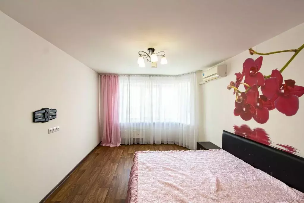 2-к кв. Тюменская область, Тюмень ул. 50 лет Октября, 80 (73.8 м) - Фото 1