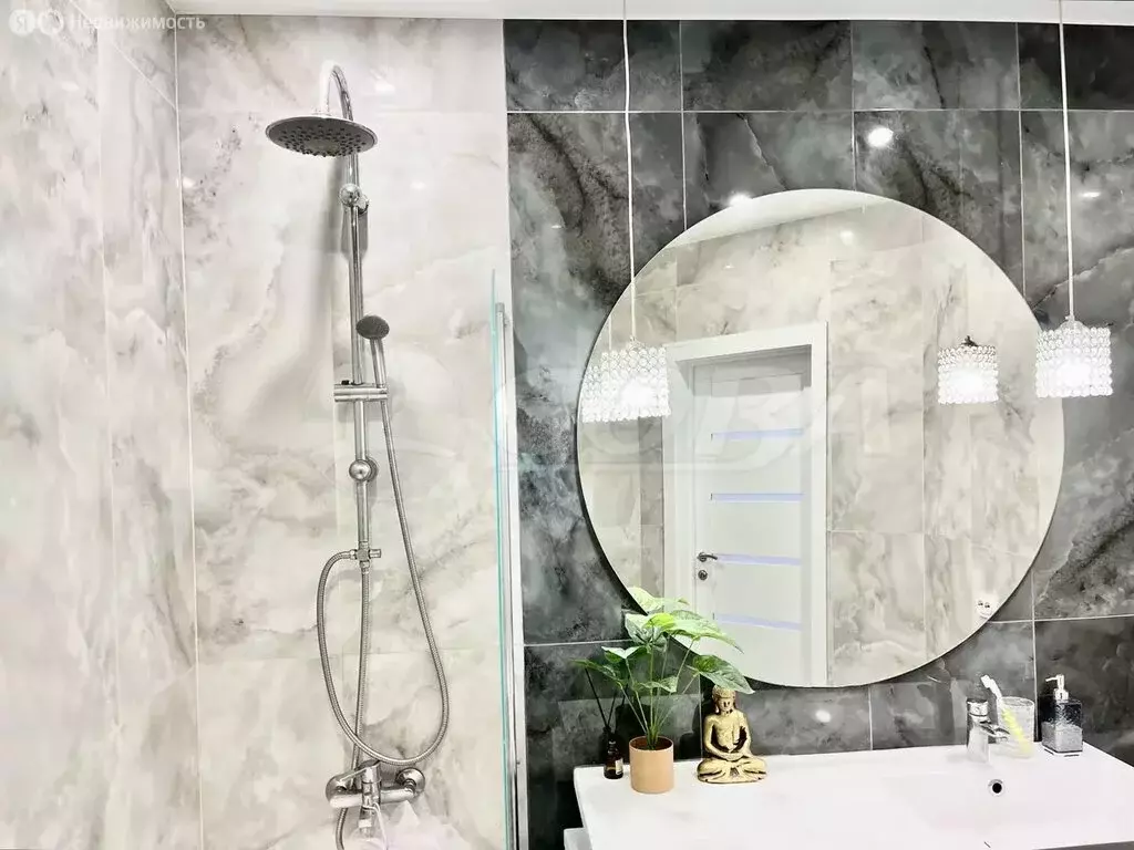 2-комнатная квартира: Тюмень, улица Павла Шарова, 10А (67.8 м) - Фото 1