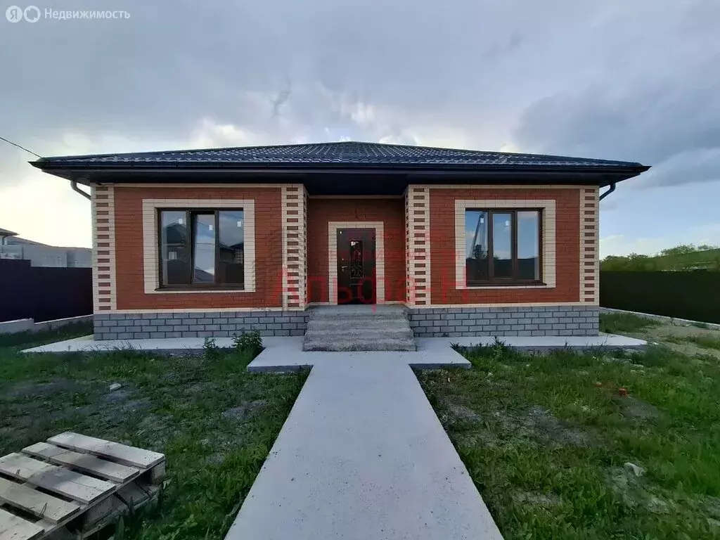 Дом в станица Ессентукская, улица имени Александра Ищенко (150 м) - Фото 0