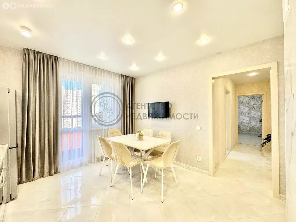 3-комнатная квартира: Казань, улица Александра Курынова, 6к1 (75 м) - Фото 1