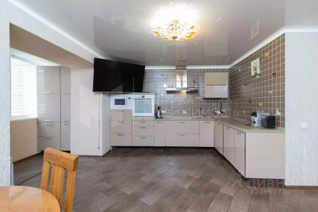 3-к кв. Тюменская область, Тюмень ул. Мельникайте, 138 (97.2 м) - Фото 1