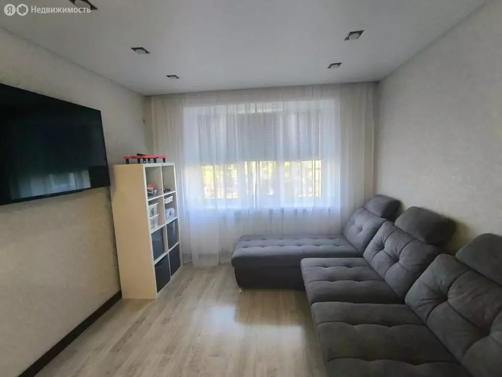 3-комнатная квартира: Артём, Ульяновская улица, 5/2 (56.5 м) - Фото 0