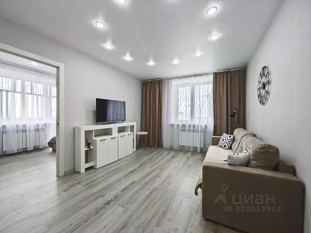 2-к кв. Тюменская область, Тобольск 9-й мкр, 18 (44.0 м) - Фото 0
