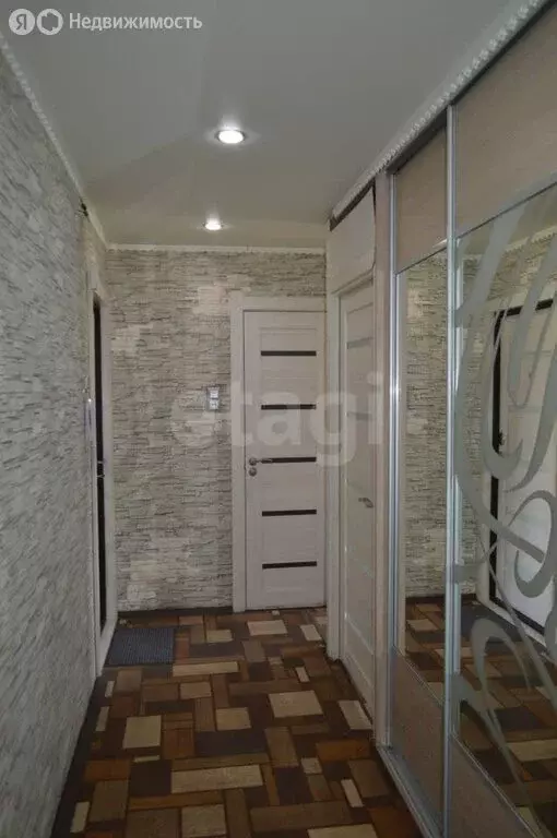 3-комнатная квартира: Барнаул, улица Бабуркина, 10 (62 м) - Фото 0