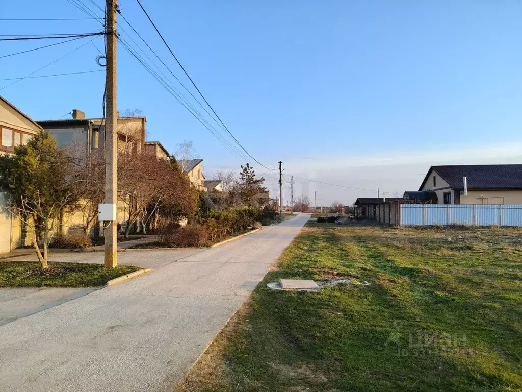 Участок в Крым, Евпатория городской округ, Заозерное пгт ул. Чкалова, ... - Фото 1