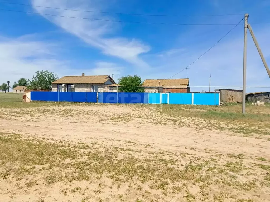 Дом в Калмыкия, Целинный район, пос. Найнтахн ул. Цюгатиевой (94 м) - Фото 1