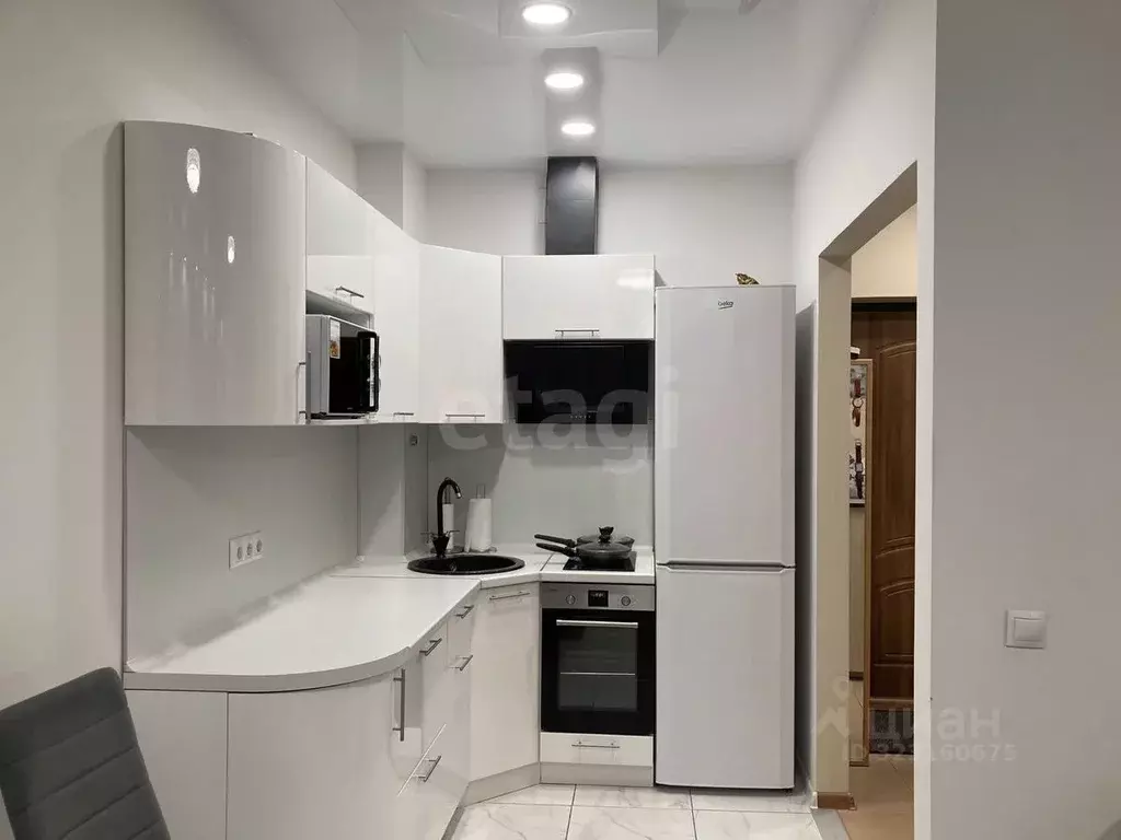 Студия Тюменская область, Тюмень ул. Тимофея Чаркова, 79к2 (32.4 м) - Фото 1