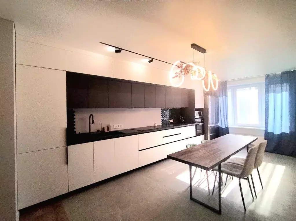 3-к кв. Тюменская область, Тюмень ул. 50 лет Октября, 57Бк2 (95.0 м) - Фото 1