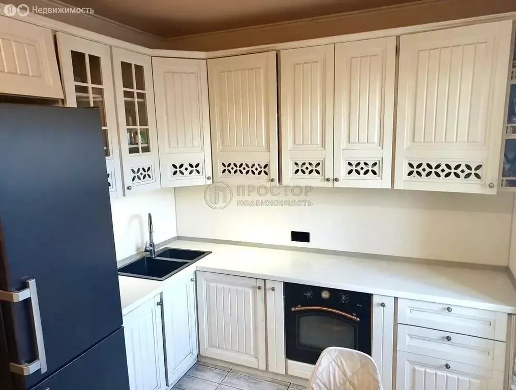 3-комнатная квартира: посёлок городского типа Октябрьский, Школьная ... - Фото 1