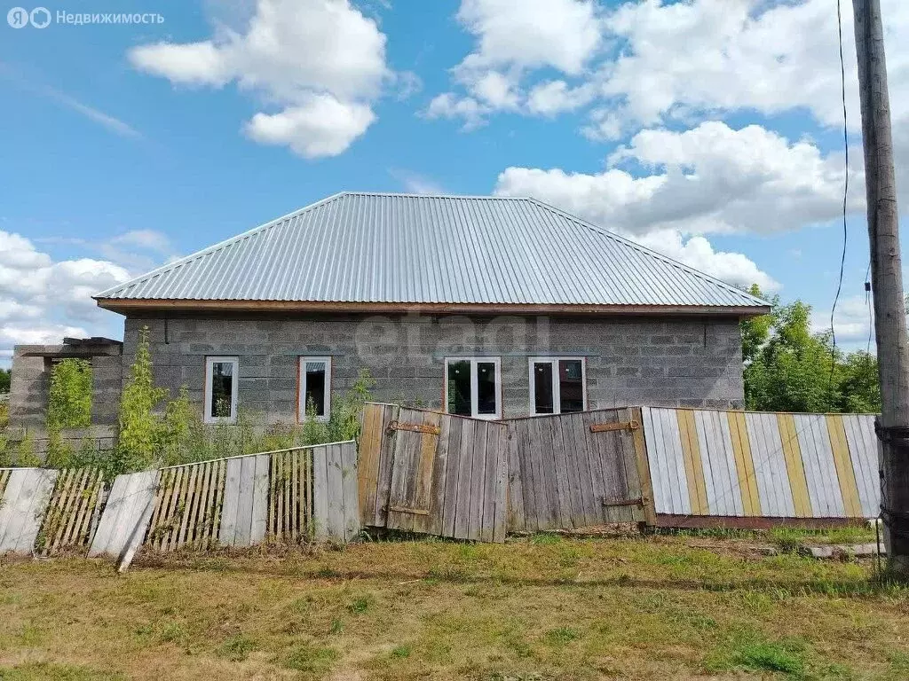 Дом в Коммунар, улица Горького (100 м) - Фото 1