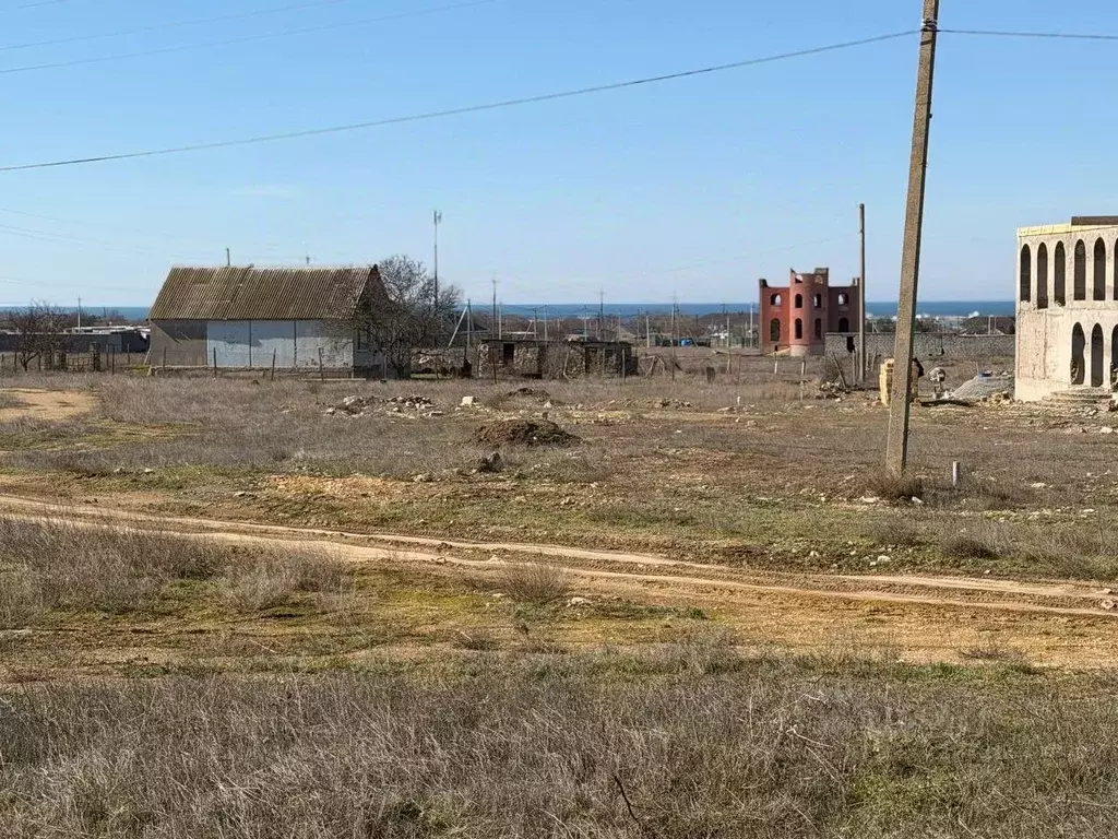 Участок в Крым, Черноморский район, Оленевское с/пос, с. Оленевка ул. ... - Фото 1