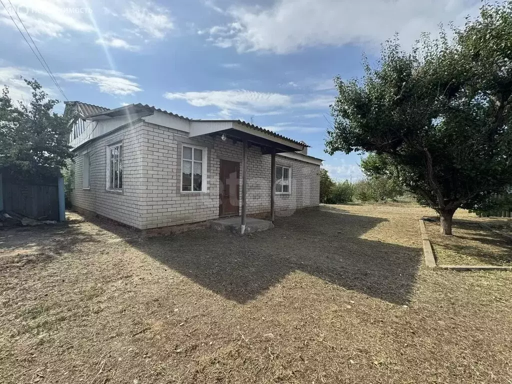 Дом в Саратовская область, рабочий посёлок Ровное, улица Карла Маркса, ... - Фото 1