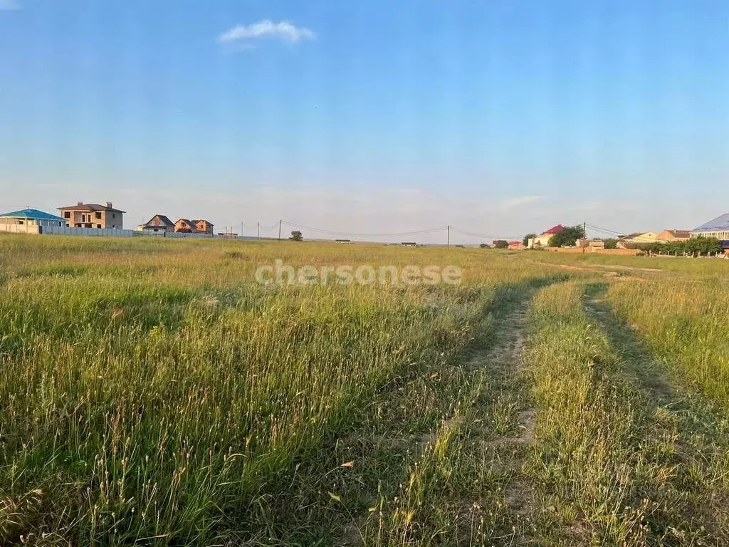 Участок в Крым, Черноморский район, Оленевское с/пос, с. Оленевка ул. ... - Фото 1