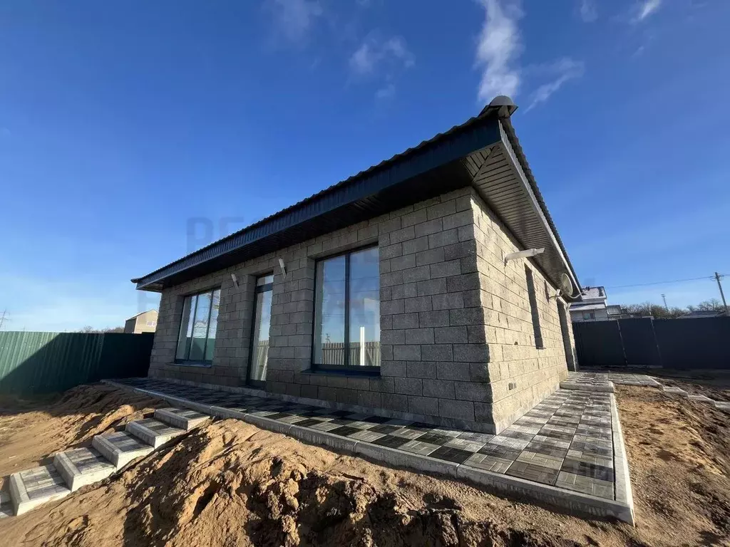 Дом в Самарская область, Волжский район, Курумоч с/пос, с. Курумоч ул. ... - Фото 1