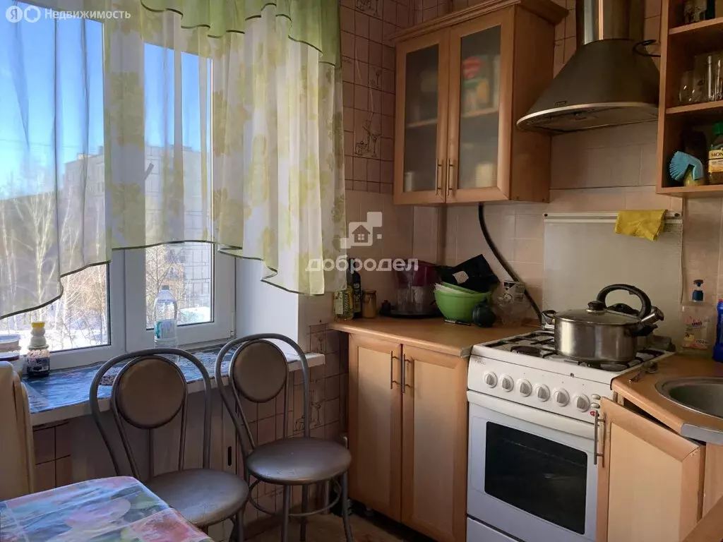 3-комнатная квартира: Екатеринбург, улица Бакинских Комиссаров, 58 ... - Фото 0