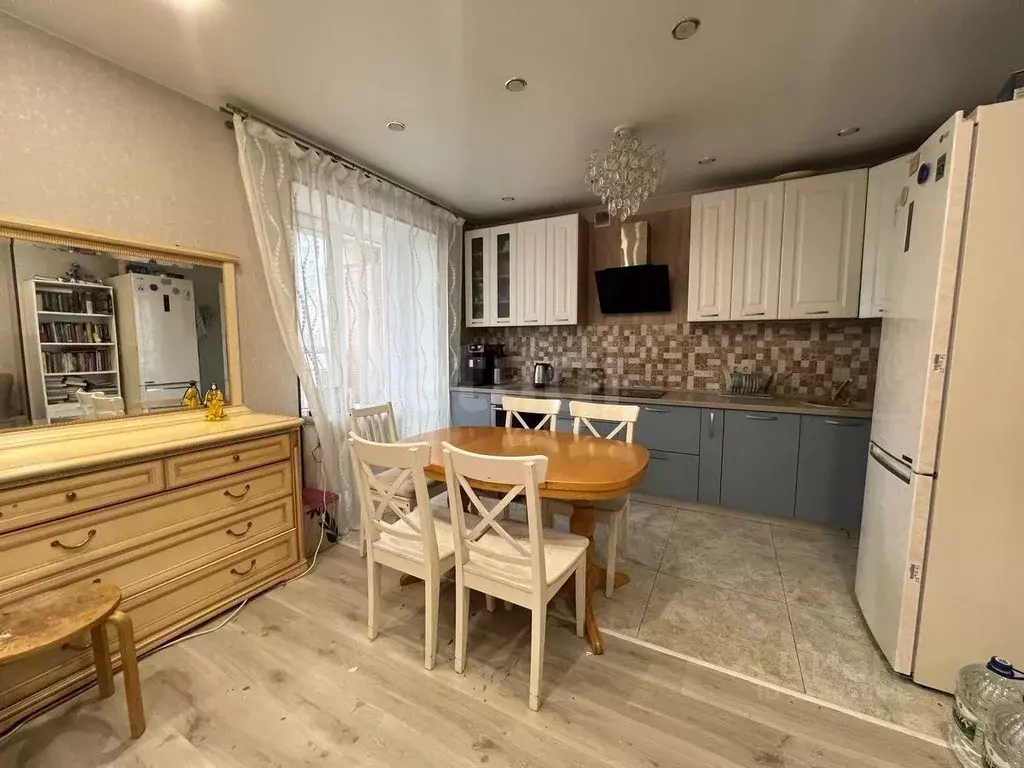 2-к кв. Татарстан, Казань ул. Азата Аббасова, 8 (54.0 м) - Фото 1
