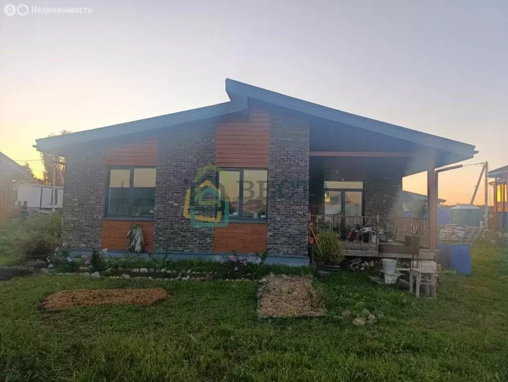 Дом в Аннинское городское поселение, деревня Рюмки (150 м) - Фото 1