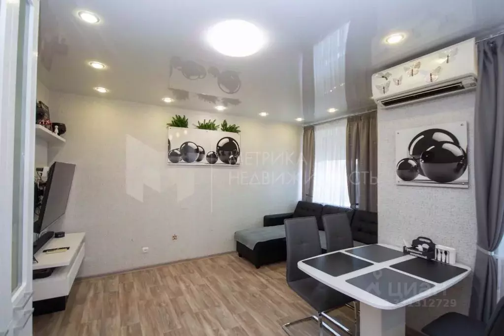 3-к кв. Тюменская область, Тюмень ул. Елизарова, 8 (90.0 м) - Фото 1