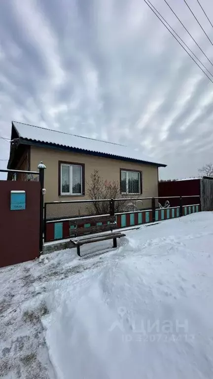 Дом в Красноярский край, Ермаковский сельсовет, с. Ермаковское ул. ... - Фото 1