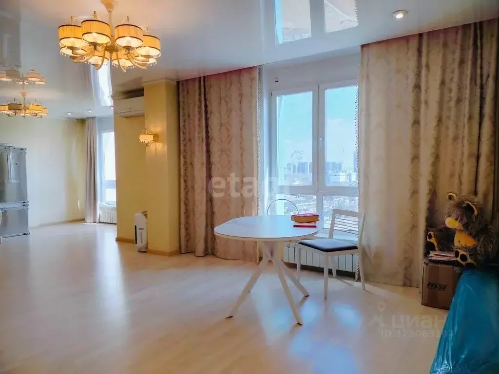 2-к кв. Красноярский край, Красноярск ул. Авиаторов, 39 (82.3 м) - Фото 1