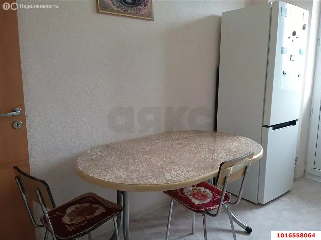 3-комнатная квартира: посёлок городского типа Черноморский, улица ... - Фото 2