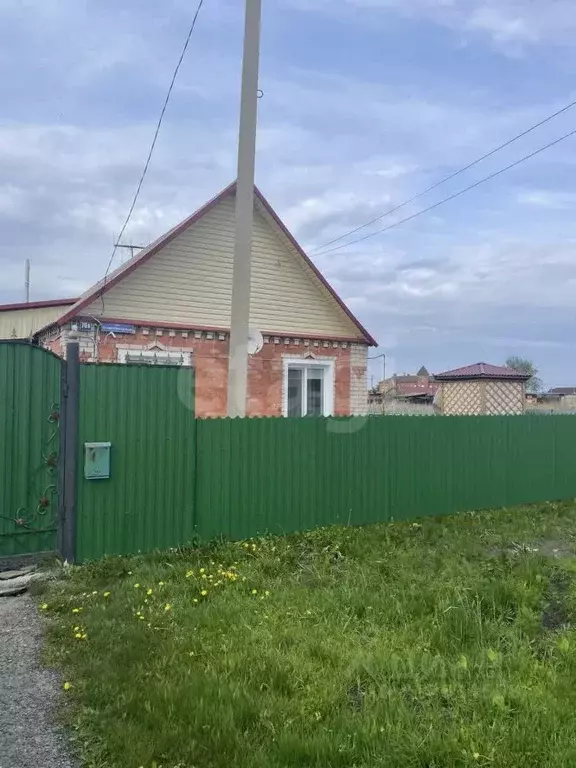 Дом в Омская область, с. Азово ул. Комсомольская, 70А (96 м) - Фото 1