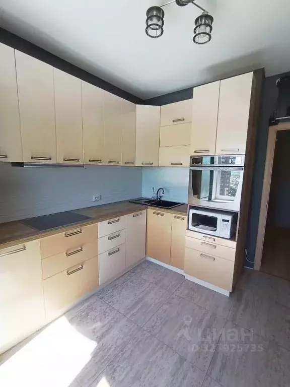 3-к кв. Свердловская область, Екатеринбург ул. Лучистая, 2 (74.0 м) - Фото 1