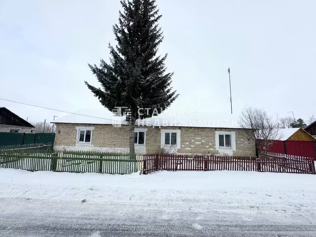 Дом в Тюменская область, Ялуторовский район, с. Бердюгино Школьная ... - Фото 1