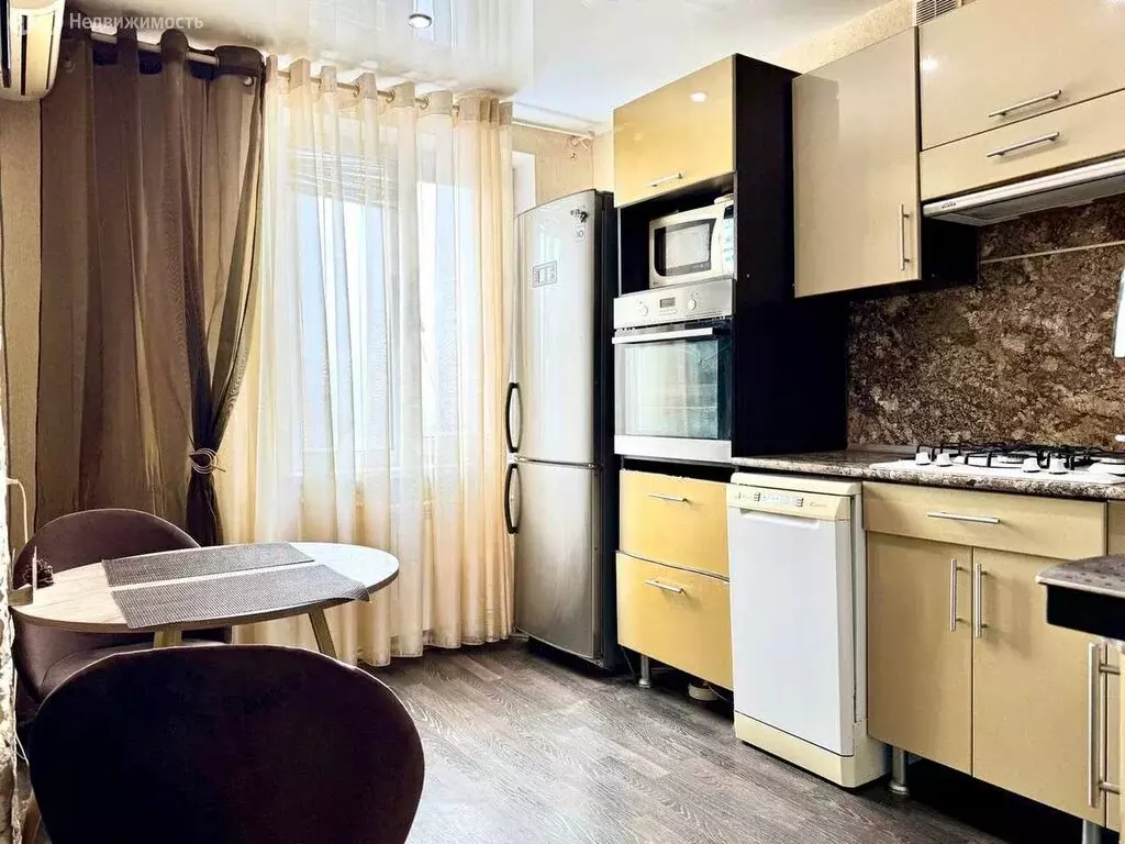 4-комнатная квартира: Волжский, улица имени Генерала Карбышева, 142 ... - Фото 1