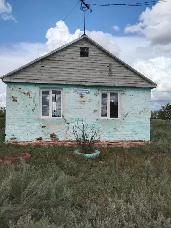 Дом в Омская область, Павлоградский район, с. Тихвинка ул. Омарова, 27 ... - Фото 0